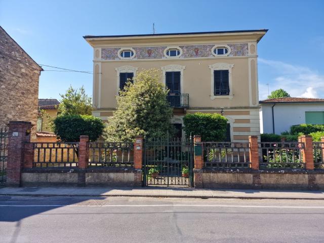 Casa in vendita a Parezzana, Capannori