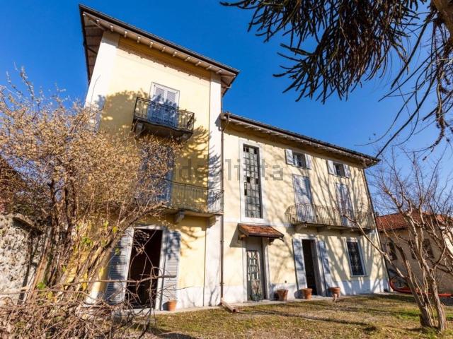 Casa in vendita a Mercallo, Lombardia