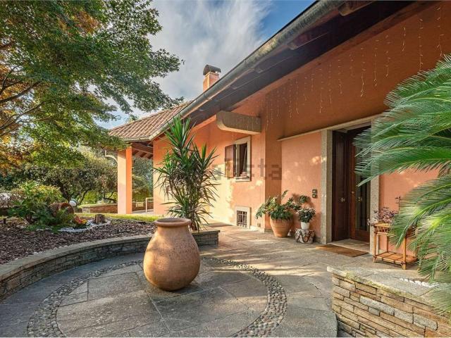 Casa in vendita a Barzago, Lombardia