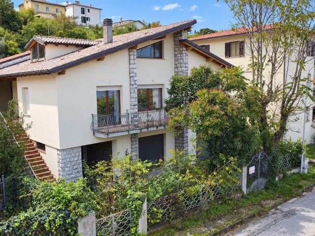 Casa in vendita a Gualdo Tadino, Perugia