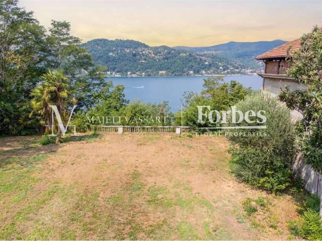 Casa in vendita a Angera, Lombardia