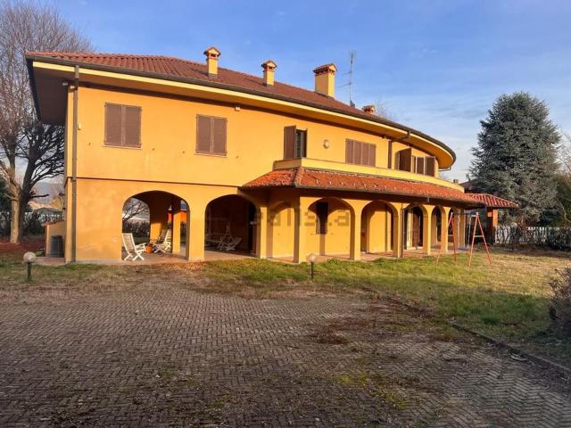 Casa in vendita a Dormelletto, Novara