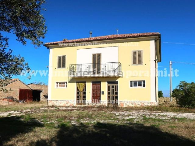 Casa in vendita a Contrada Mattonata, Marche