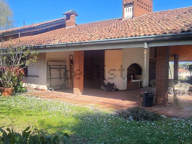 Casa in vendita a Carugo, Lombardia