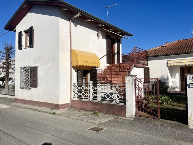 Casa in vendita a Marina di Massa, Marina Di Massa