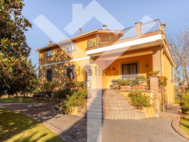 Casa in vendita a Ronciglione, Lazio