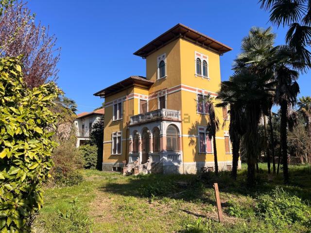 Casa in vendita a Tradate, Lombardia