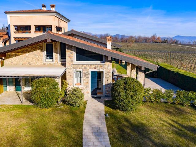 Casa in vendita a Erbusco, Lombardia