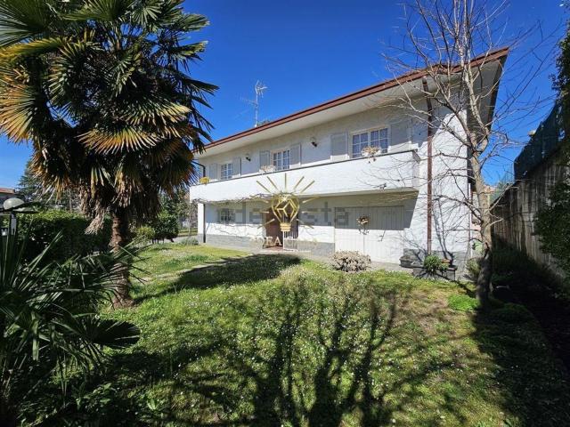 Casa in vendita a Barzanò, Lombardia
