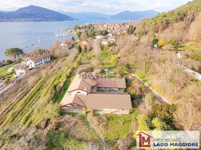 Casa in vendita a Angera, Varese