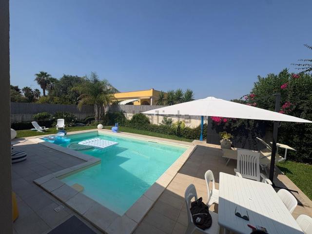 Casa in vendita a Fontane Bianche, Siracusa