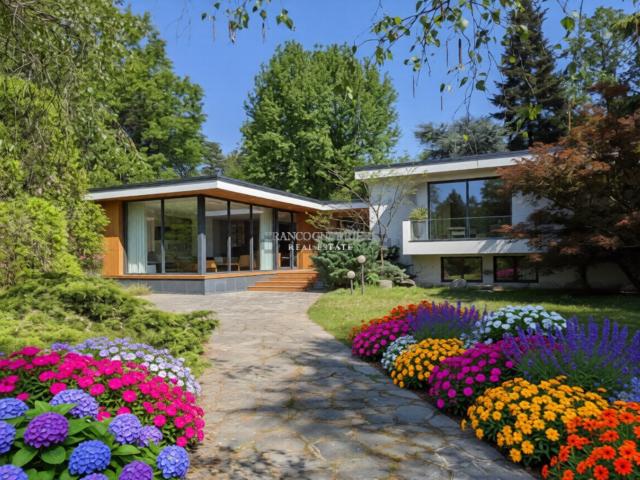 Casa in vendita a Carate Brianza, Lombardia