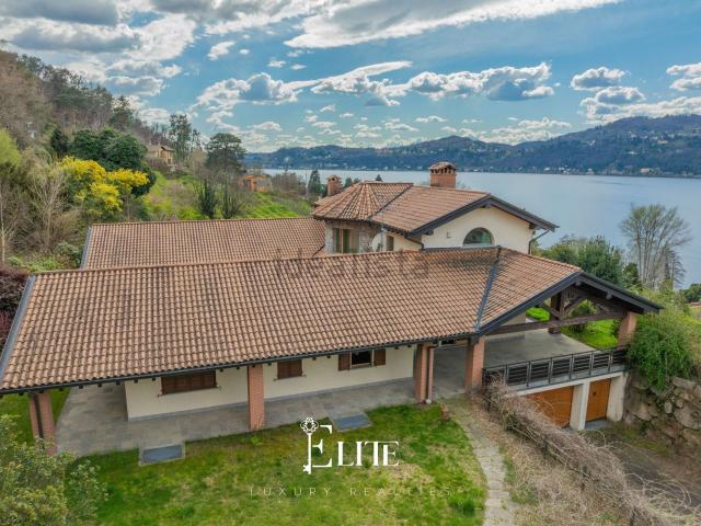Casa in vendita a Angera, Lombardia
