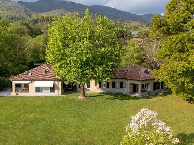 Casa in vendita a Barasso, Lombardia