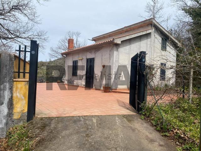 Casa in vendita a Adrano, Catania