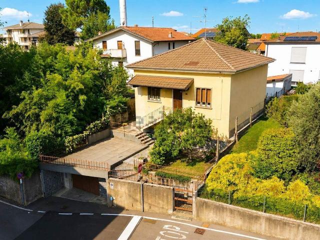 Casa in vendita a Solaro, Lombardia