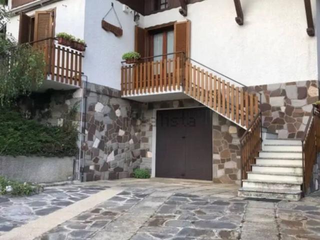 Casa in vendita a Carenno, Lombardia