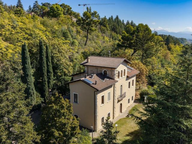 Casa in vendita a Poggio di Roio, L'Aquila