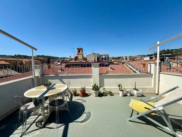 Villa Indipendente in vendita a Marina centro, Marche