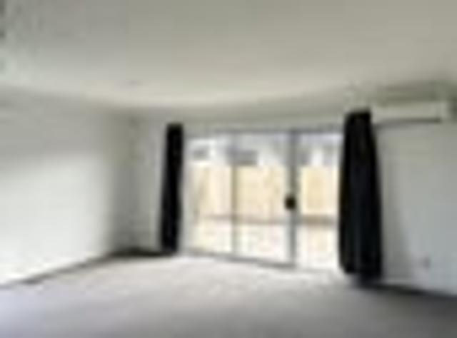 Townhouse for rent in Chaslands, Canterbury