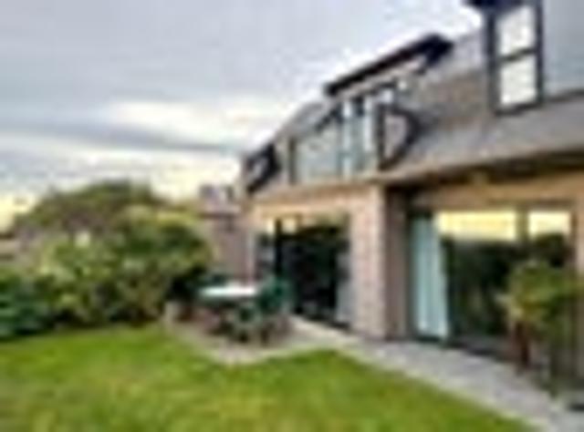 Townhouse for rent in Chaslands, Canterbury