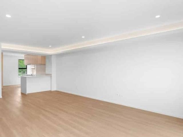 Townhouse for rent in Chaslands, Canterbury