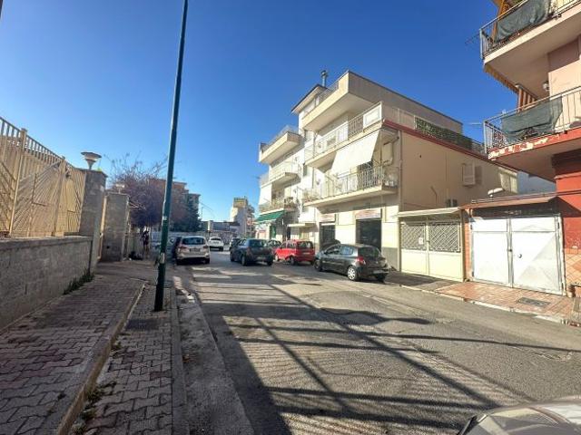 Locale Commerciale in affitto a Casoria, Campania