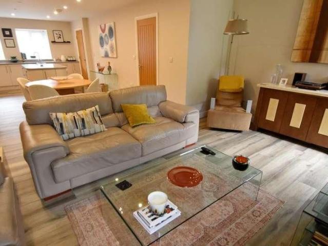 Townhouse for rent in Burnedge, Greater Manchester
