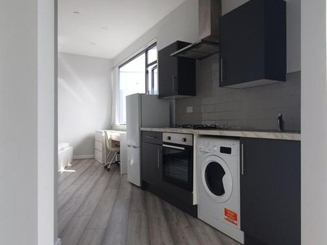 Studio for rent in Plasnewydd, Falcon Lodge