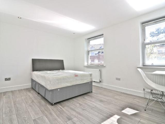 Room for rent in London Borough of Ealing, Perivale