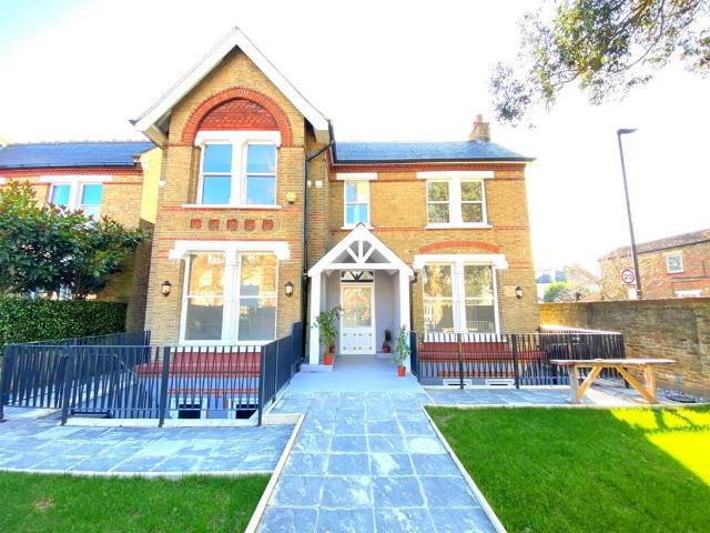 House for rent in London Borough of Ealing, Greater London