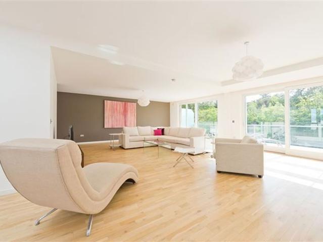 Apartment to rent in Sandycove