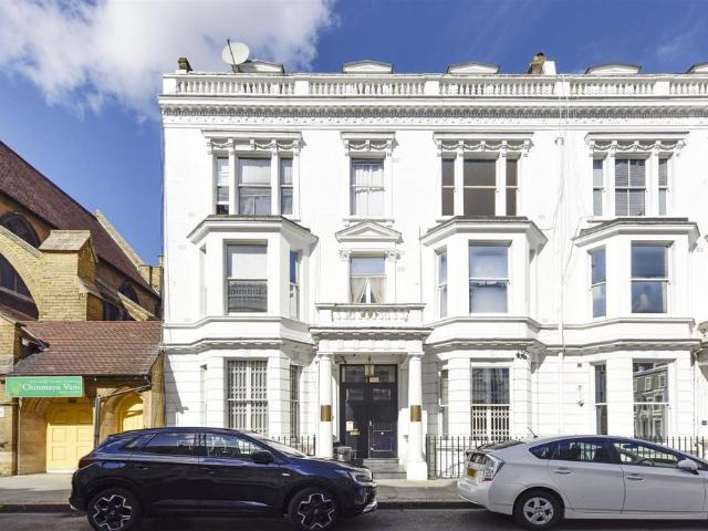Apartment for rent in West Kensington, Greater London