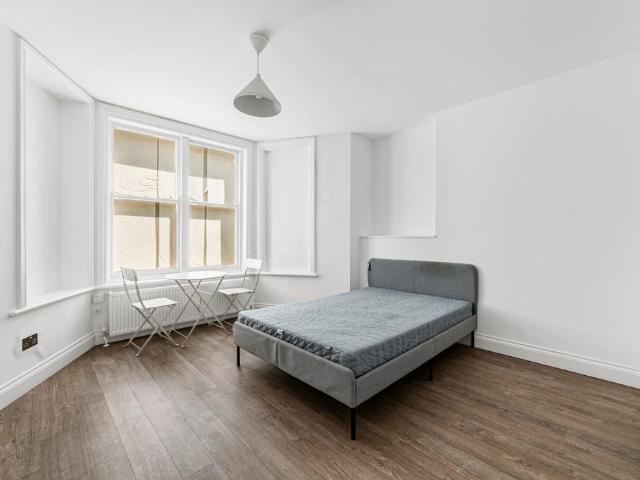 Apartment for rent in West Kensington, Greater London