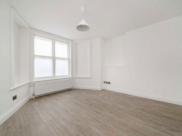 Apartment for rent in West Kensington, Greater London