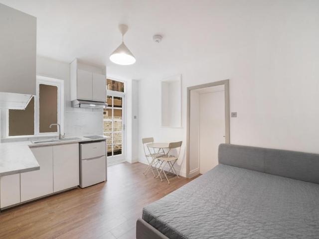 Apartment for rent in West Kensington, Greater London