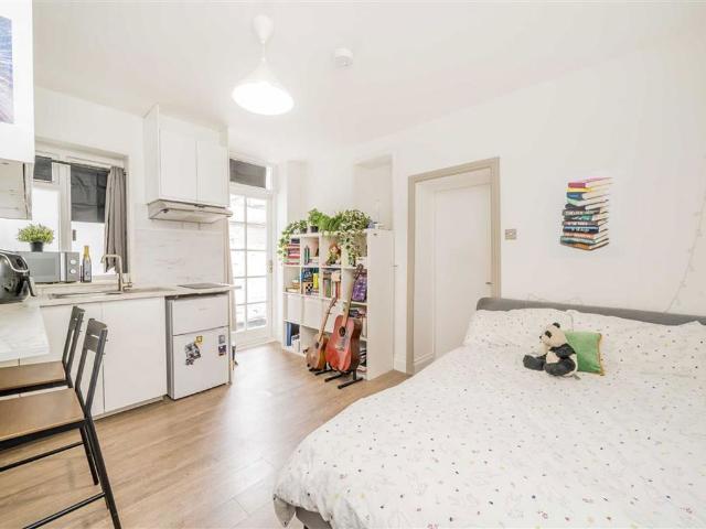 Apartment for rent in West Kensington, Greater London