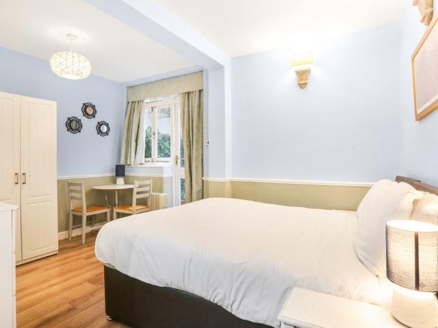 Apartment for rent in West Kensington, Greater London