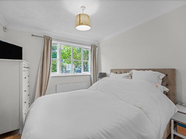 Apartment for rent in North Sheen, Greater London