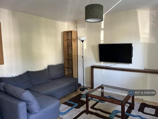 Apartment for rent in Queen's Park, Greater London