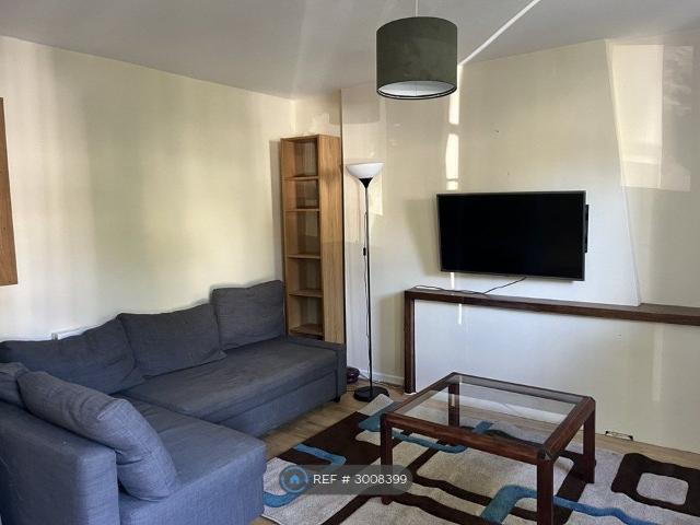 House for rent in Queen's Park, Greater London