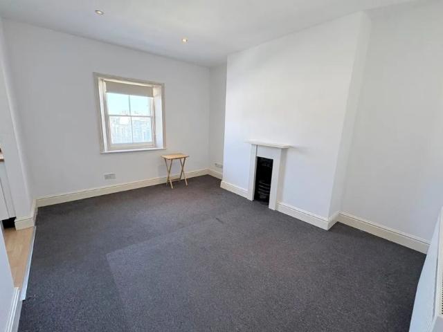 Apartment for rent in Roselands, Eastbourne