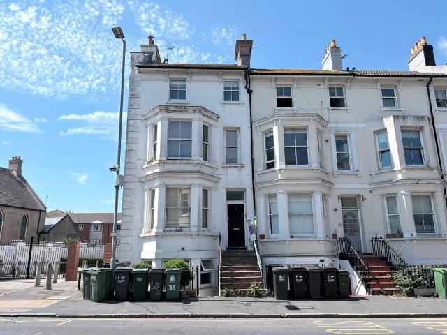 Apartment for rent in Roselands, Eastbourne