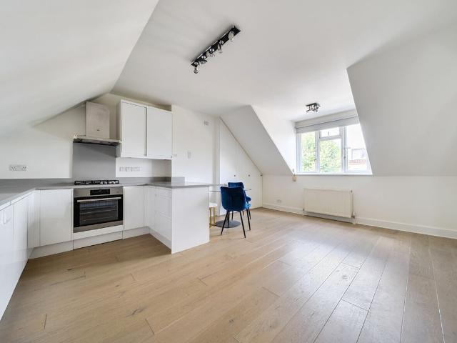 Apartment for rent in Brondesbury, Greater London