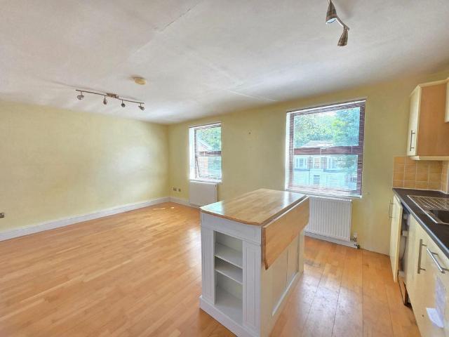 Apartment for rent in Brondesbury, Greater London