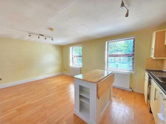 Apartment for rent in Brondesbury, Greater London