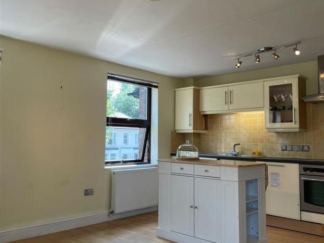 Apartment for rent in Brondesbury, Greater London