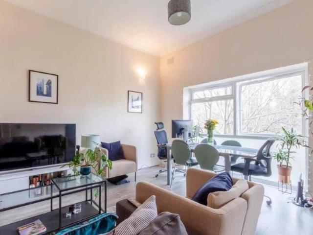 Apartment for rent in Queen's Park, Greater London
