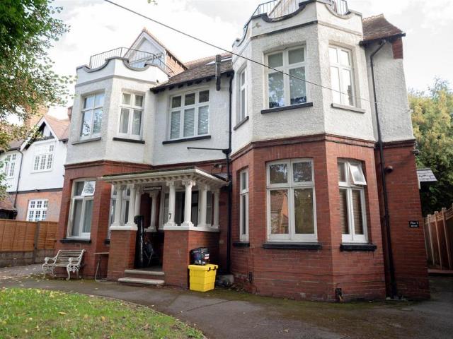 Apartment for rent in Redhill, Reigate and Banstead