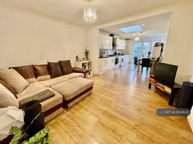 Apartment for rent in London Borough of Ealing, Park Royal